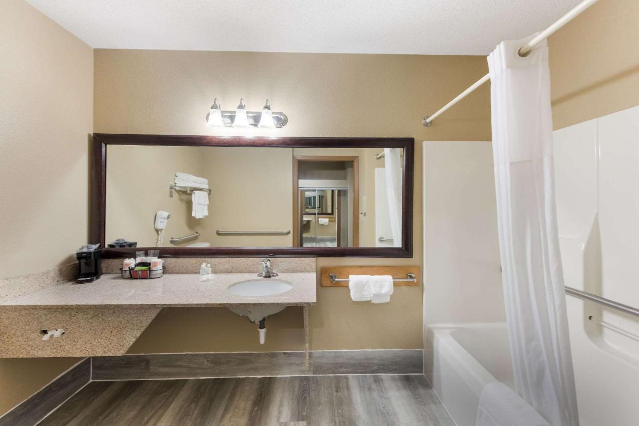 Quality Inn Upper Sandusky Buitenkant foto