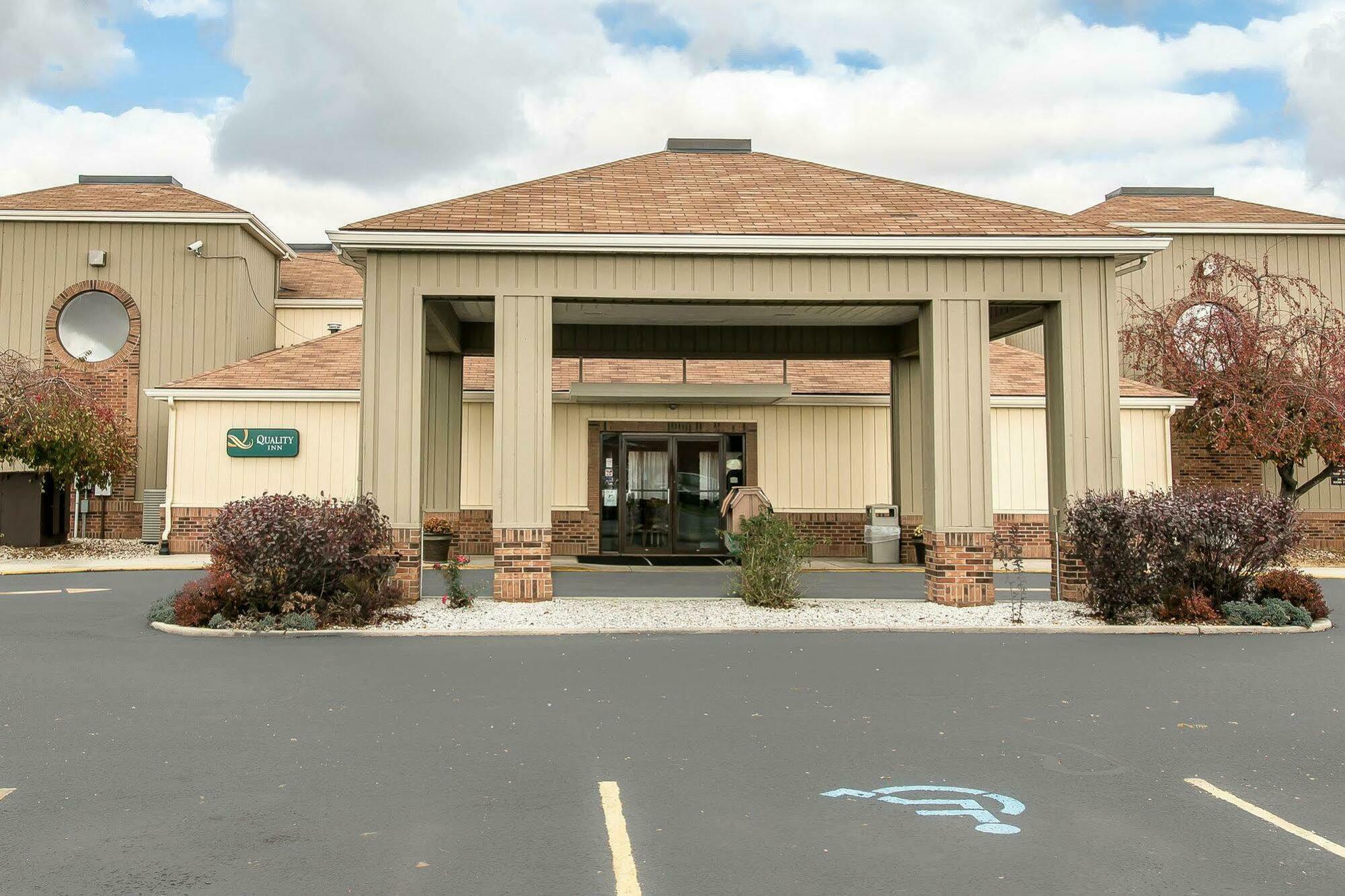 Quality Inn Upper Sandusky Buitenkant foto