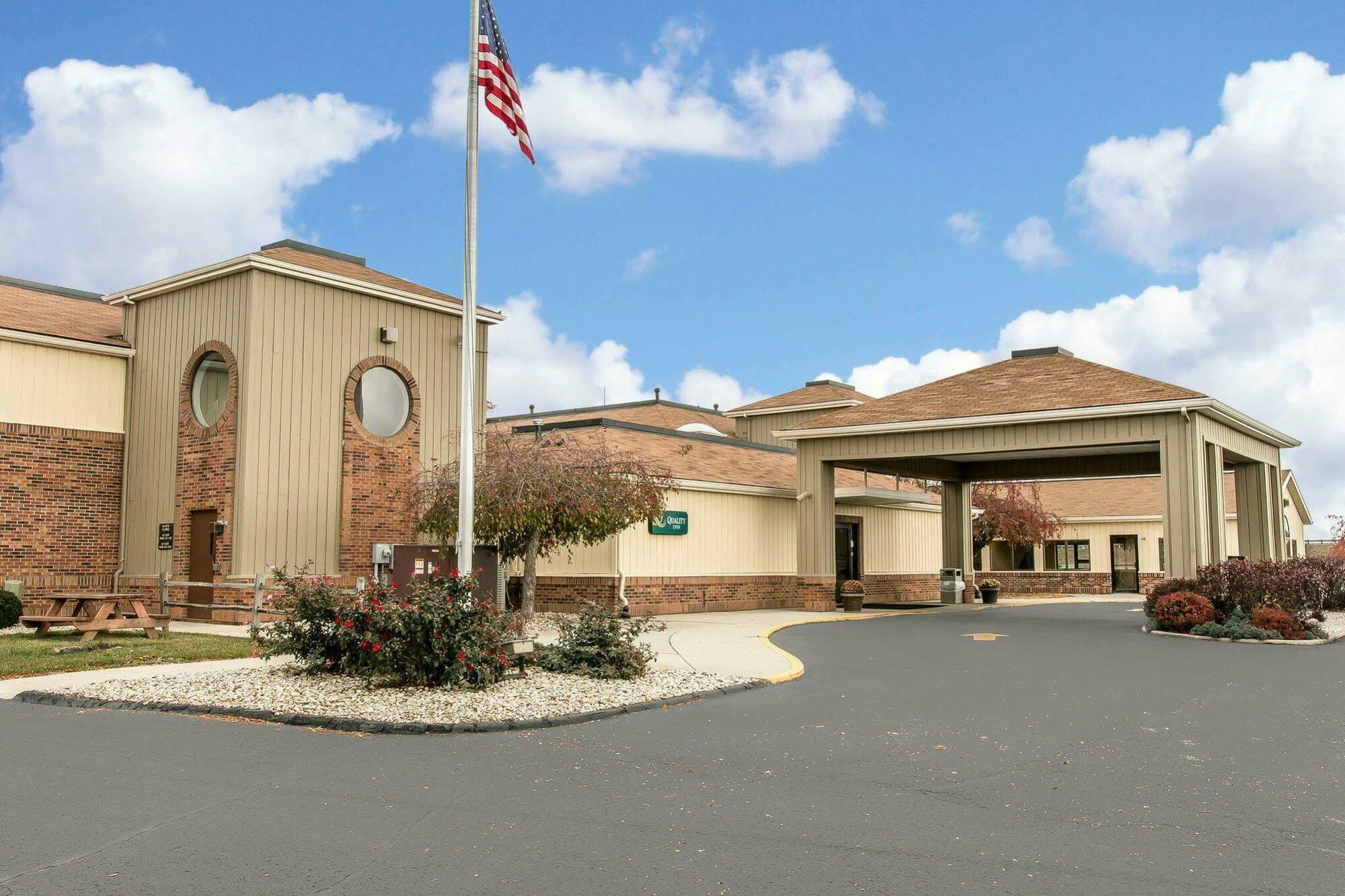 Quality Inn Upper Sandusky Buitenkant foto